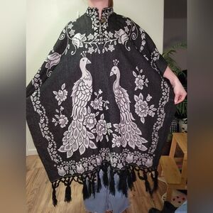 Artesanías San Martín Black and White Knit Poncho